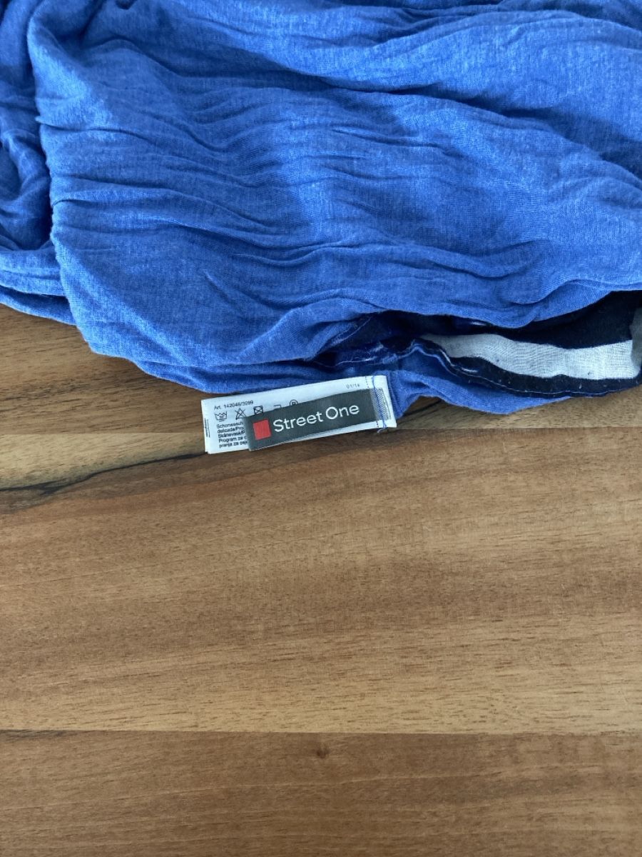 Foulard & Sciarpe: Blauer Street One Schal mit Muster & Spruch – Usato da Niederscherli venduto da Doene0 3