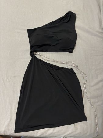 Vestito corto nero monospalla con dettagli in strass