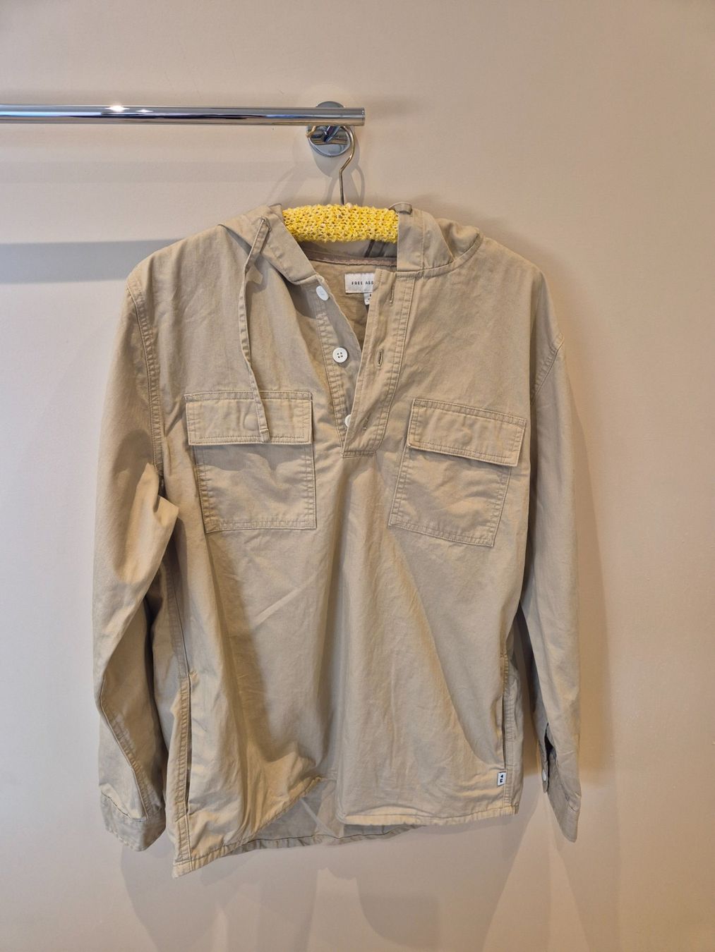 Camicie: Herren Hemd/Pulli mit Kapuze Free Assembly, Grösse M, beige – Usato da Dietikon venduto da grafad