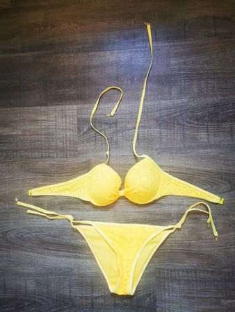 Gelber Bikini mit Spitze, Grösse S/M, ideal für den Sommer