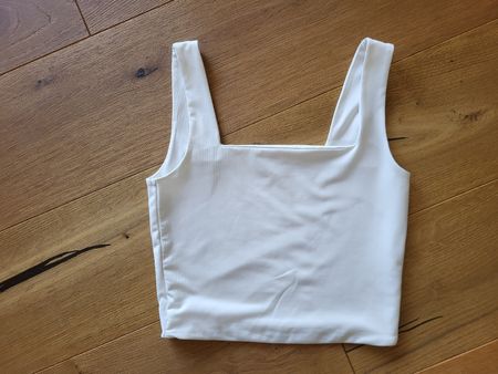 Top blanc moulant d'été, taille S, bon état.