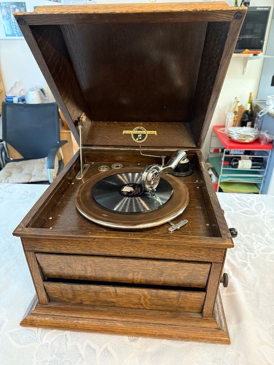 A Columbia Viva-tonal Grafonola gramophone, No. 113A, length 45cm