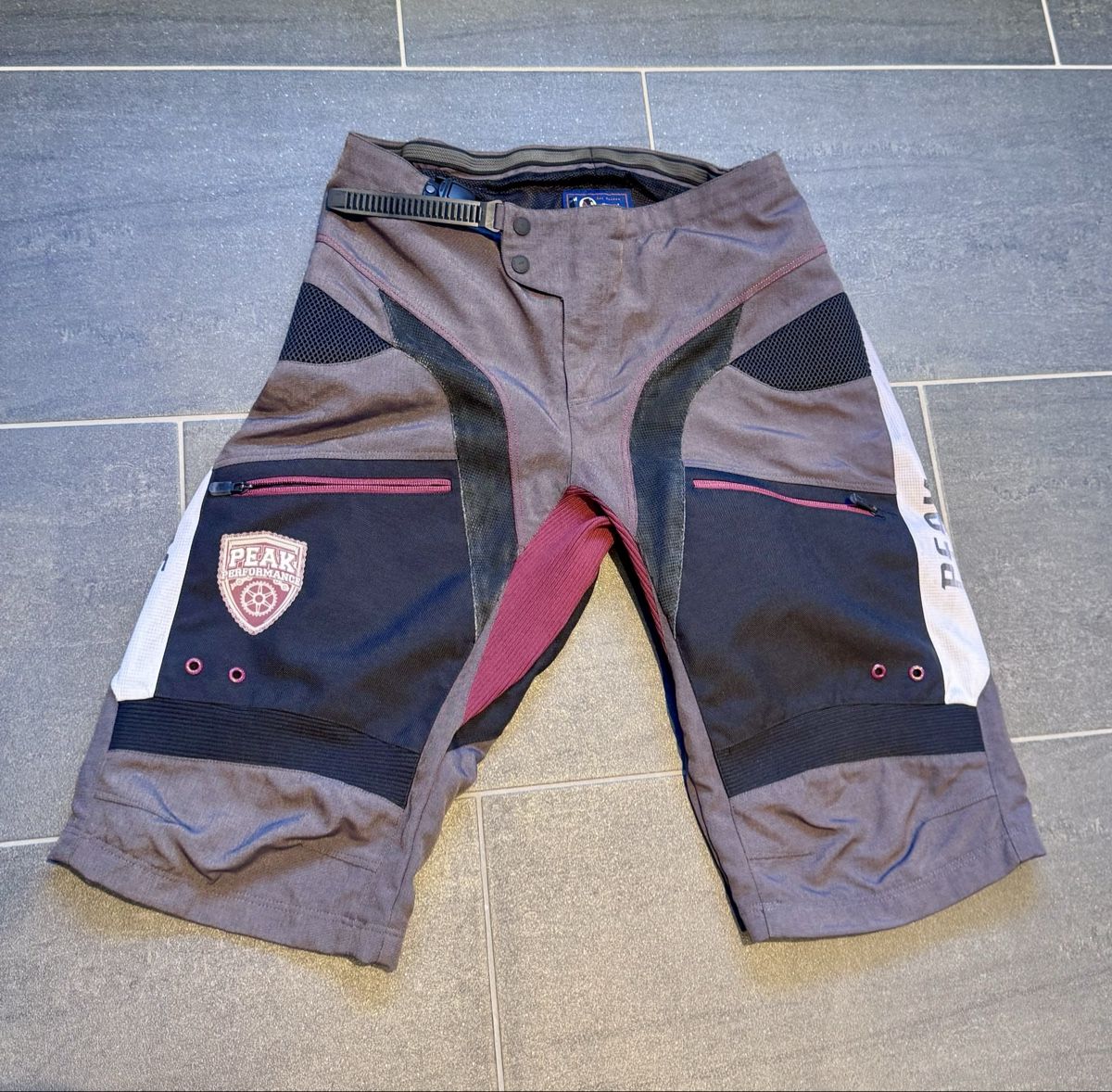 Peak Performance Pantaloni: PEAK PERFORMANCE Hosen Kurz Grösse M gebraucht – Usato da Möhlin venduto da GarageVasellariAG 1