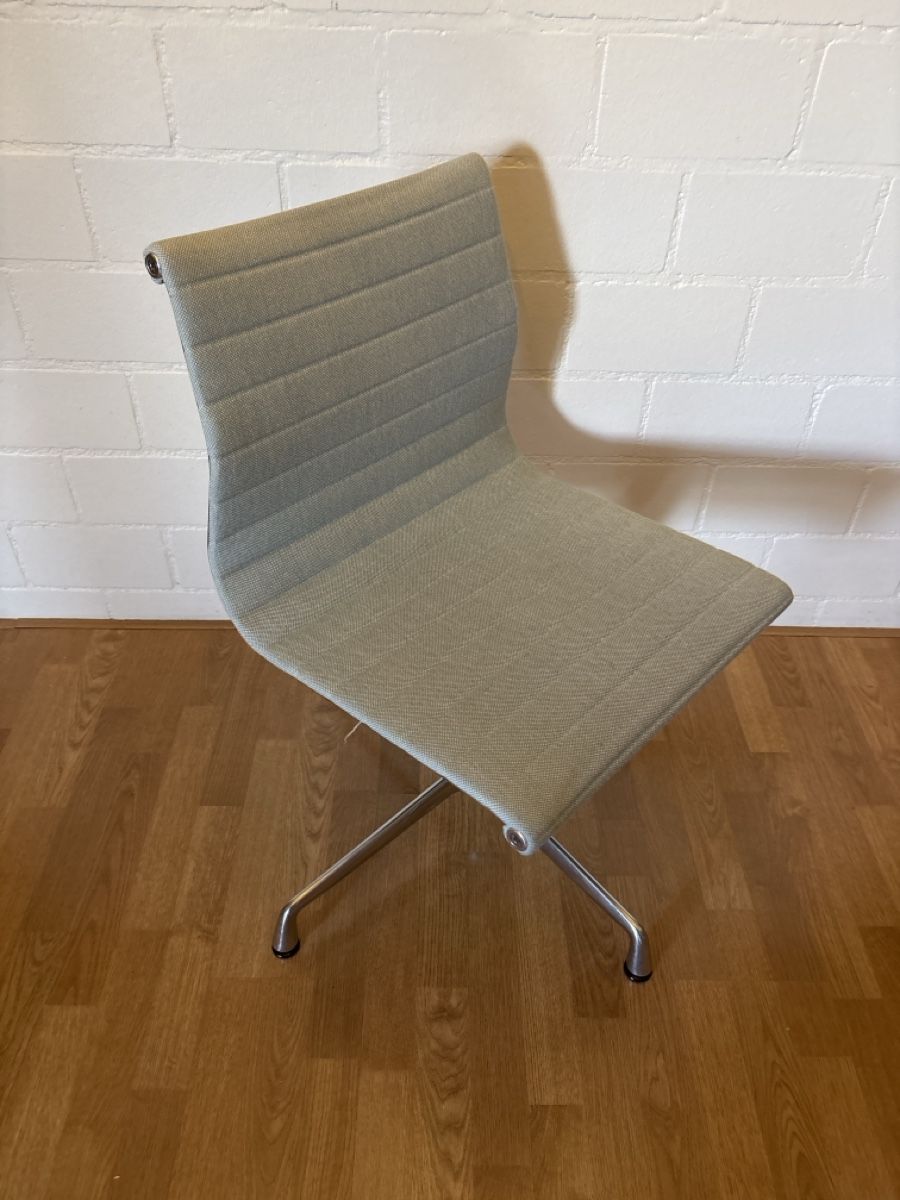 Vitra Stühle: Vitra Eames Alu Chair hellblau  – Gebraucht aus Basel von magnummarine