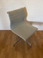 Vitra Eames Alu Chair hellblau 