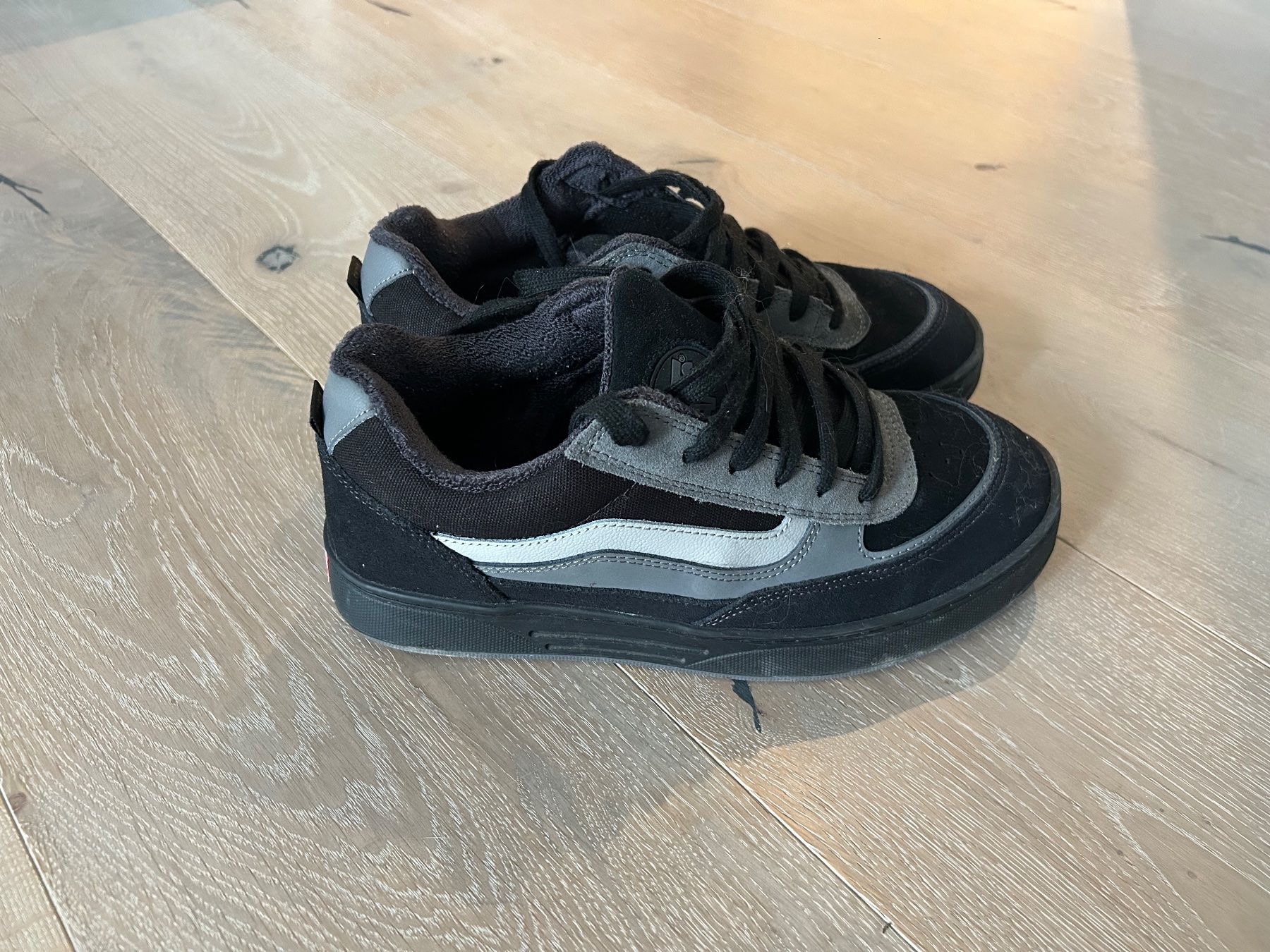 Vans Chaussures hommes: Vans Sneakers black grey used size 42.5 – D'occasion à Baar par sirostoecklin