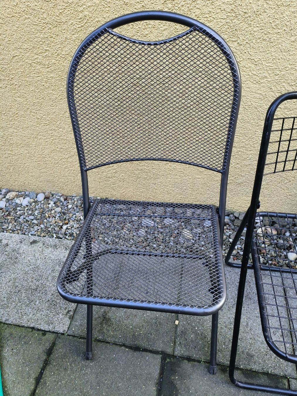 Stühle: Zwei verschiedene schwarze Klappstühle, Metall – Gebraucht aus Obfelden von Alf2005 1