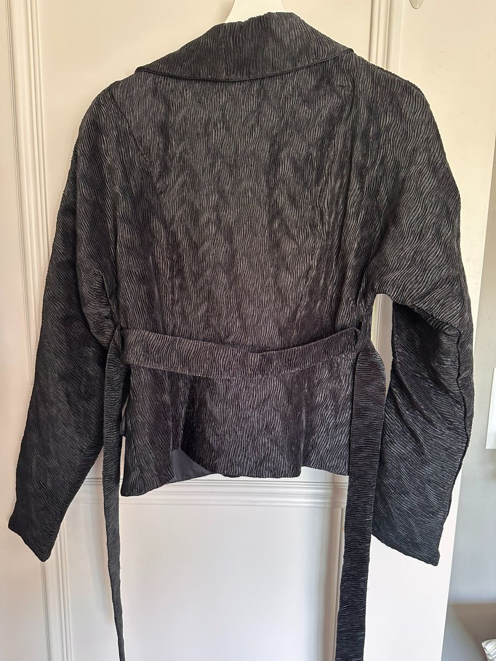 Na-kd Giacche: Schwarzer Strukturblazer (gesmokt) mit Bindelgürtel – Nuovo e nell'imballaggio originale da Oberembrach venduto da Well_Curated 1