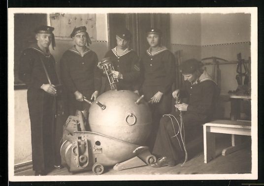 Fotografie &  Plakate: Fotografie Matrosen in Uniform mit einer – Gebraucht aus Berlin von bartko-reher