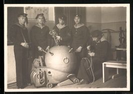 Fotografie Matrosen in Uniform mit einer