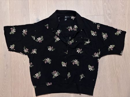 Neue Volcom Damen Bluse, Gr. L, Schwarz mit Blumenmuster