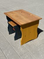 Kindertisch mit 2 Hockern, Massivholz, gut erhalten