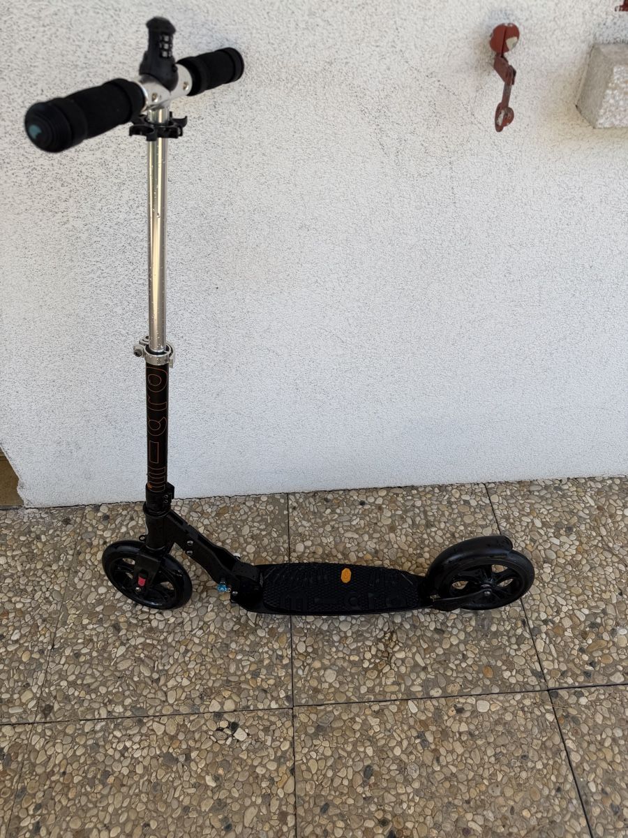 Micro Kickboard: Trottinette Micro Mobility Black Interlock – D'occasion à Chardonne par Titi1975