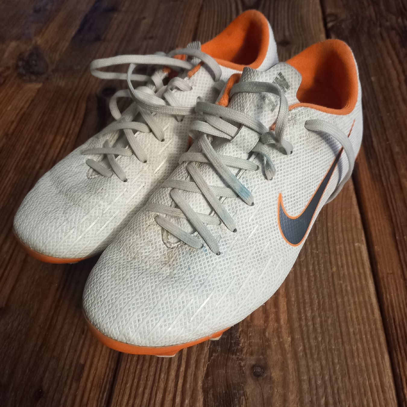Nike Scarpe da uomo: chaussures de foot taille 35 – Usato da Chavannes-de-Bogis venduto da senator635