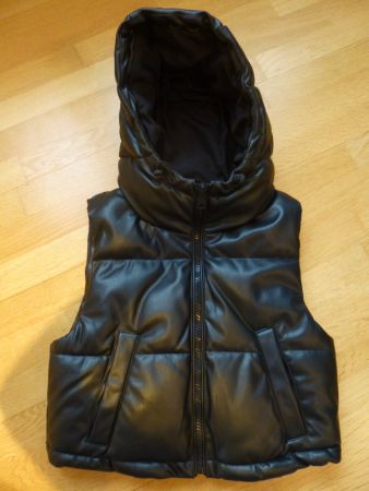 Schwarze Kunstlederweste mit Kapuze, Grösse XS, neuwertig