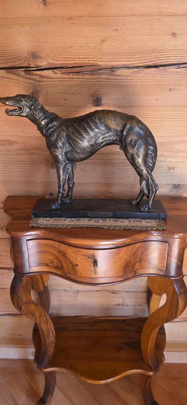 Skulpturen & Statuen: Windhund Terrakota,  signiert – Gebraucht aus Wolfhalden von Nati-Nati