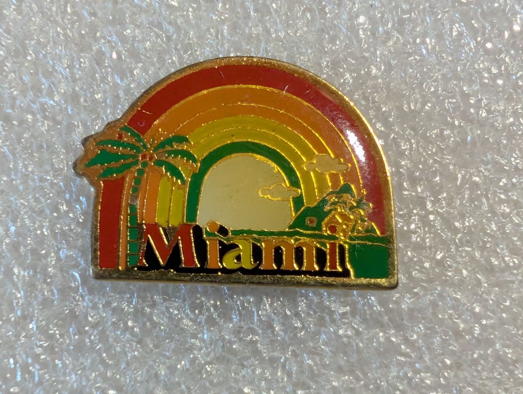 Plaketten & Abzeichen: Ansteckpin 233: Miami – Gebraucht aus Oppligen von Pin-Fall-Shop