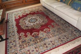 Orientteppich rot mit Muster und Fransen