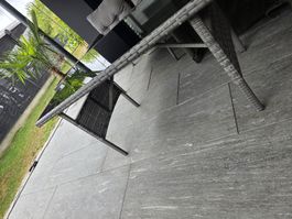 Rattantisch und Sitzbank