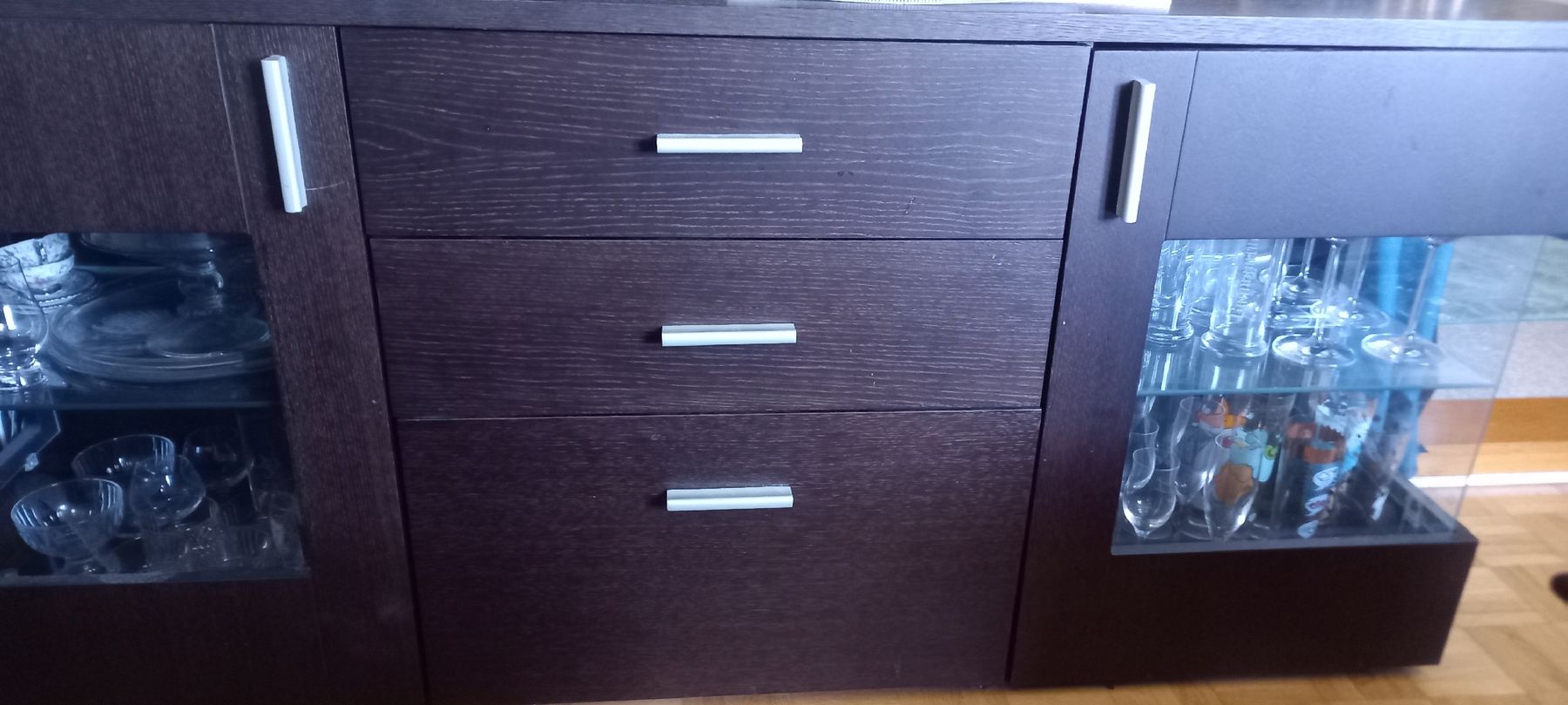 TV Möbel: Sideboard dunkelbraun mit Glasvitrinen gebraucht – Gebraucht aus Winterthur von CaMgK 3