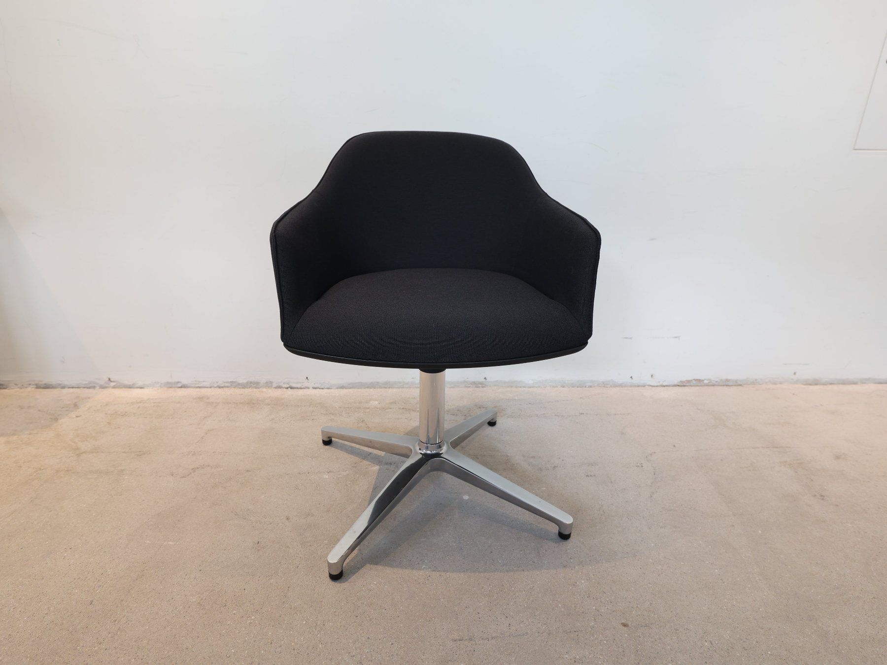 Vitra Poltrone: Vitra Softshell Chair, Vierstern-Untergestell Anthrazit – Usato da Affoltern am Albis venduto da Zapro 1