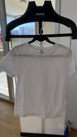 UNIQLO white tshirt 