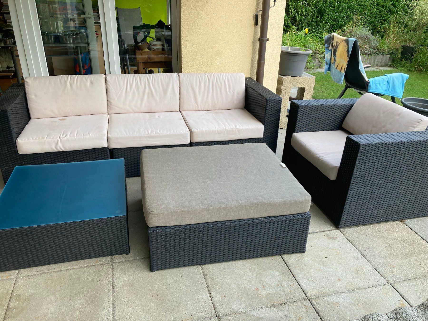 Sofas: Lounge Kunststoffrattan Anthrazit, Wechselbezüge – Gebraucht aus Stäfa von ARBEITSLOS-DANKE 2