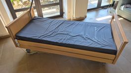 Letto ospedaliero elettrico usato, comodissimo e regolabile