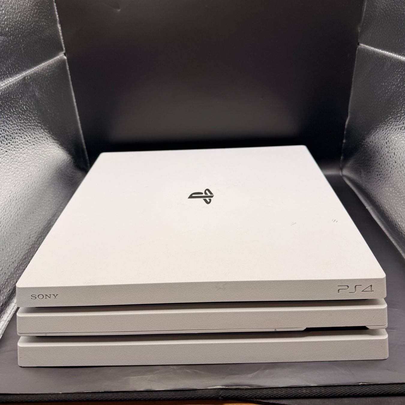 Sony Consoles: Playstation 4 Pro 1TB Weiss – D'occasion à Düdingen par Nerdworld 4