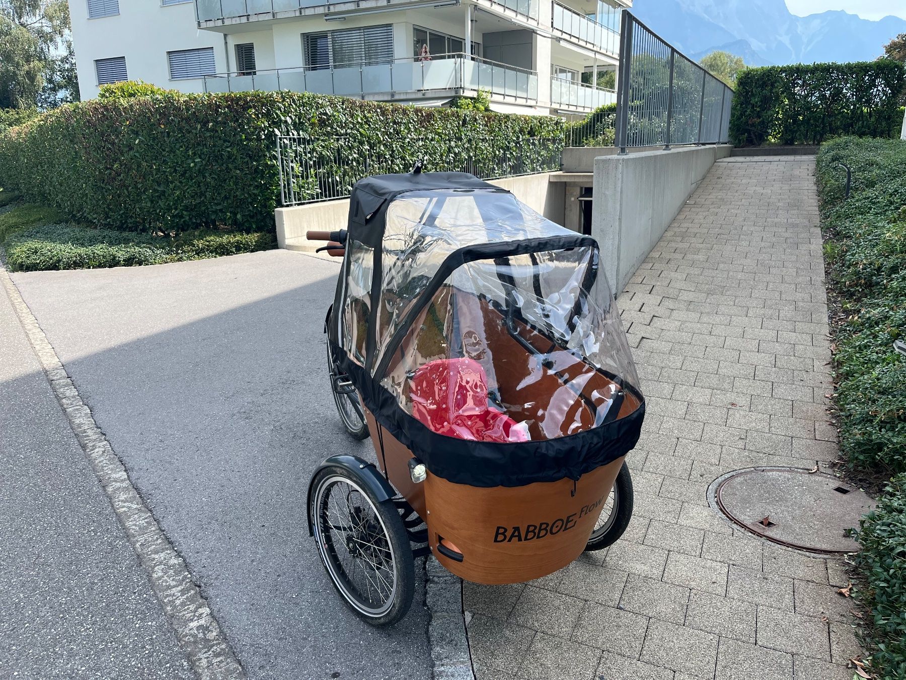 Babboe Velos: Babboe Flow-E, Dreirad, 2 Kinder, Regendach, Scheibenbremsen – Gebraucht aus Wangs von kleinermio 1