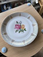 Rosenmotiv Platte mit Goldgittermuster