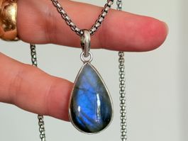 Fashionable labradorite necklace