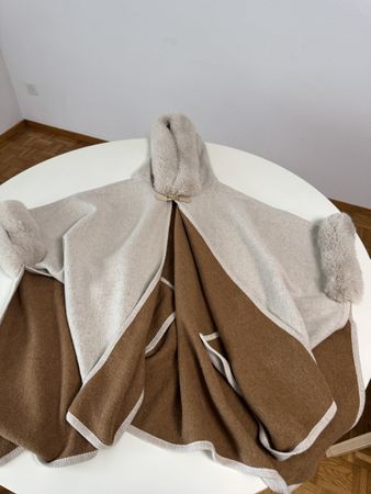 Winterlicher Poncho mit Fellrand, beige-braun, neuwertig