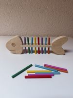 Giocattolo in legno Montessori pesce con bastoncini colorati