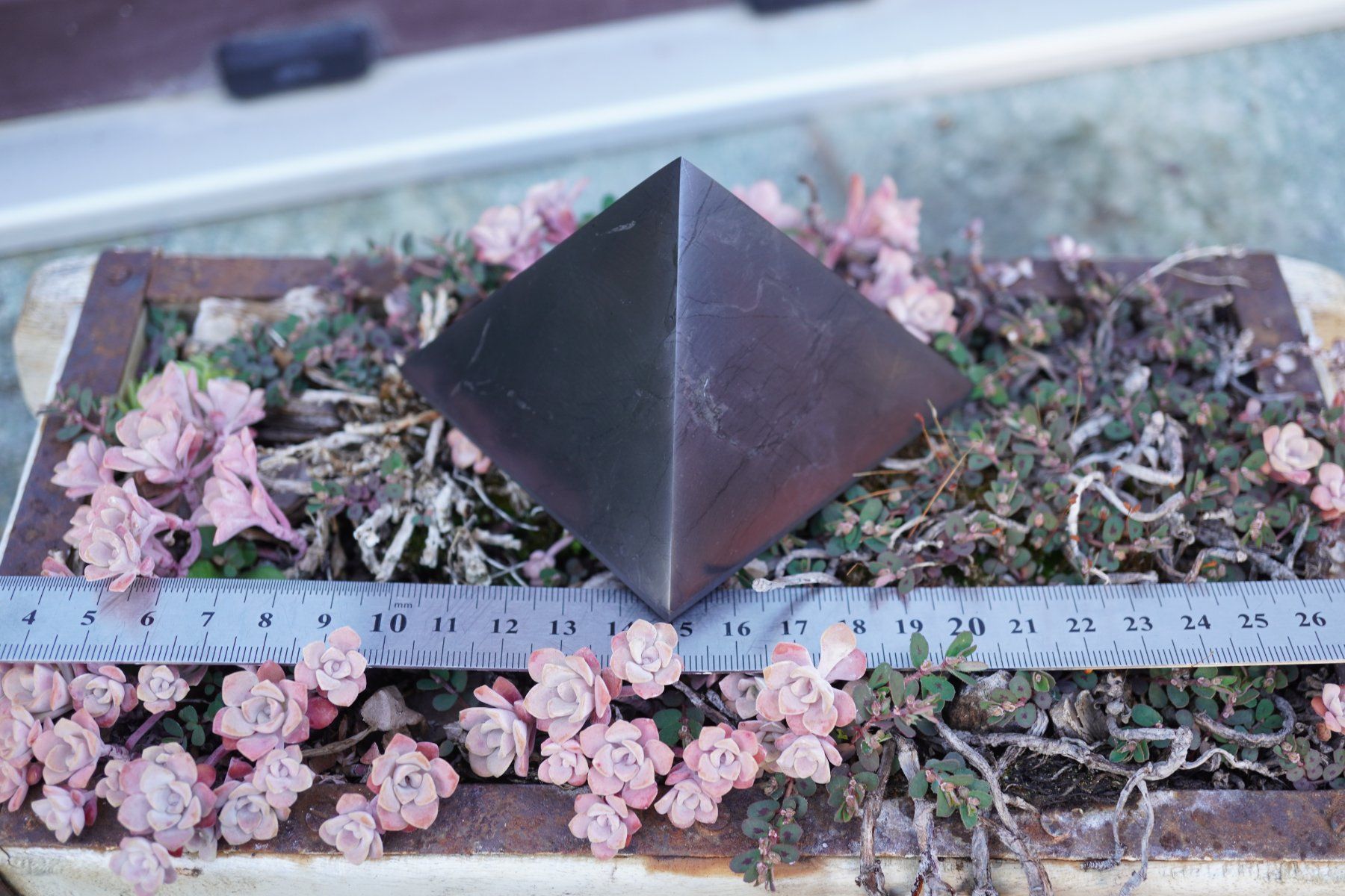 Minerali & Pietre curative: Schungit / Shungit  Pyramide   8cm – Nuovo e nell'imballaggio originale da Eschenbach SG venduto da topstone 3