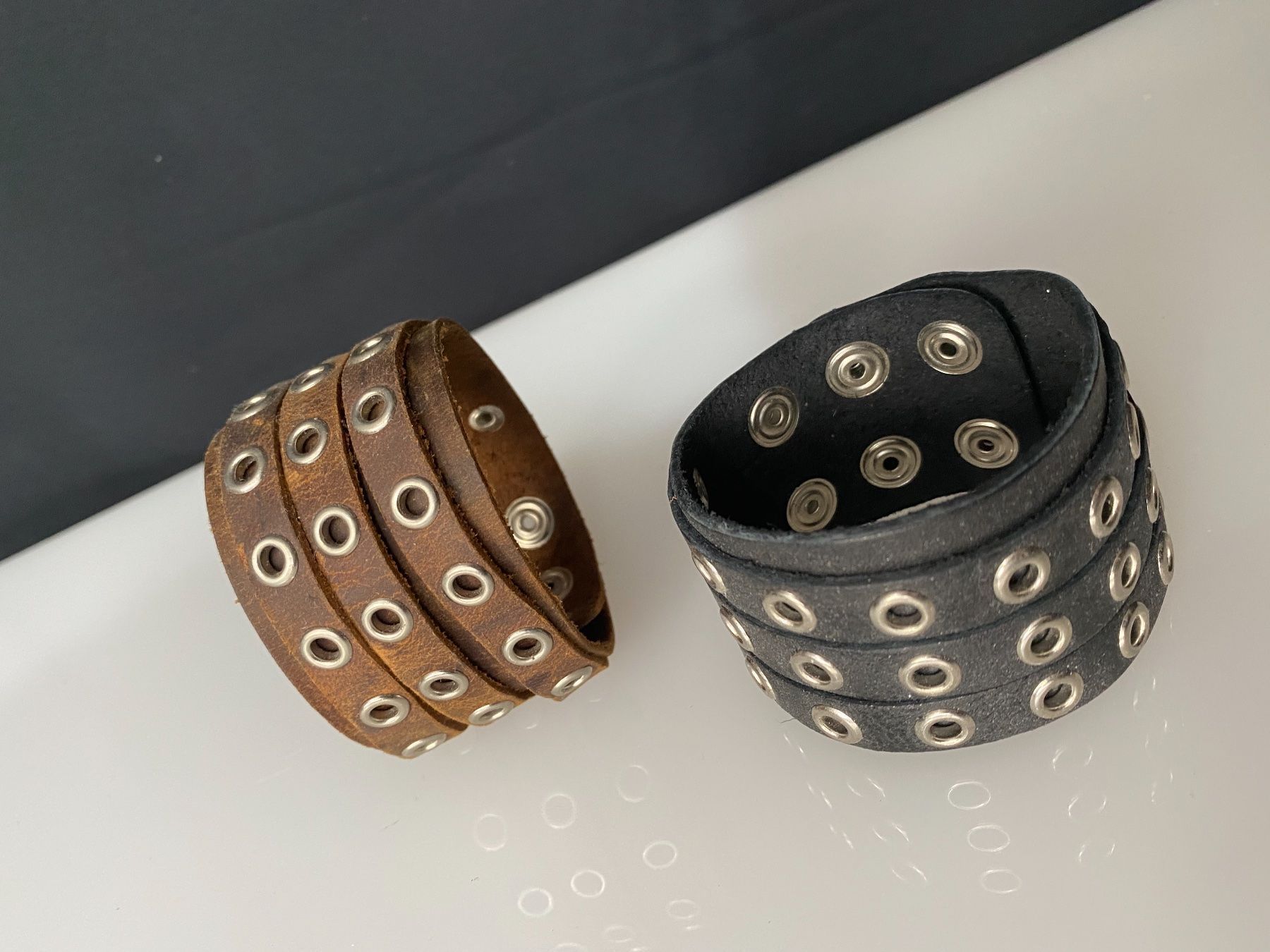 Apple Bracciali & Braccialetti: Echt Leder ARMBand B 4cm mit Nieten Schwarz Oder Braun – Nuovo (secondo la descrizione) da Zürich venduto da stock4you 3