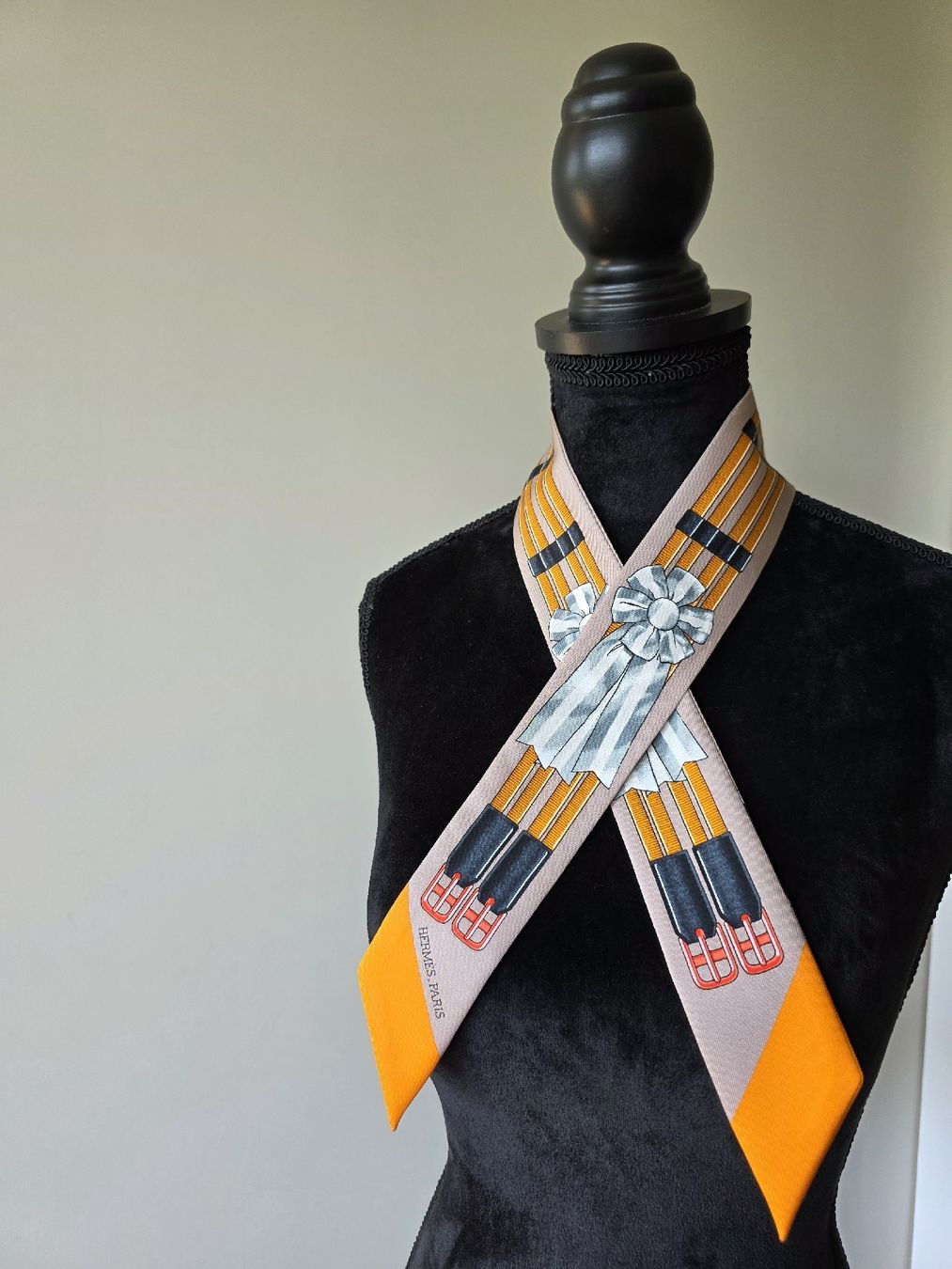 Hermès Foulards, Tücher & Schals: Hermès Twilly Seidentuch – 100% Seide – Gebraucht aus Zürich von LIMAR 1