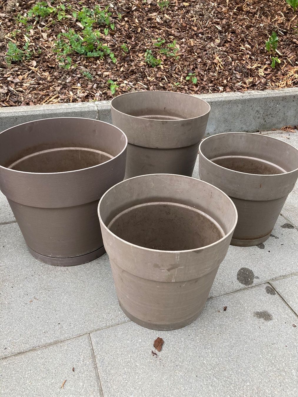 Vasi per fiori: 4x Blumentöpfe beige mit Untersetzer – Usato da Hitzkirch venduto da eve_may