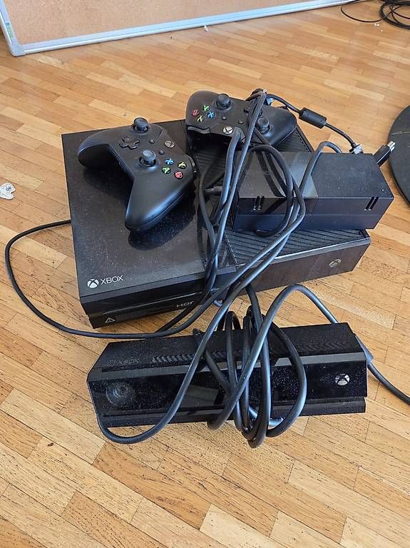 Microsoft Consoles: Xbox One avec kinect et 2 manettes – D'occasion à Châtelaine par mappleluna