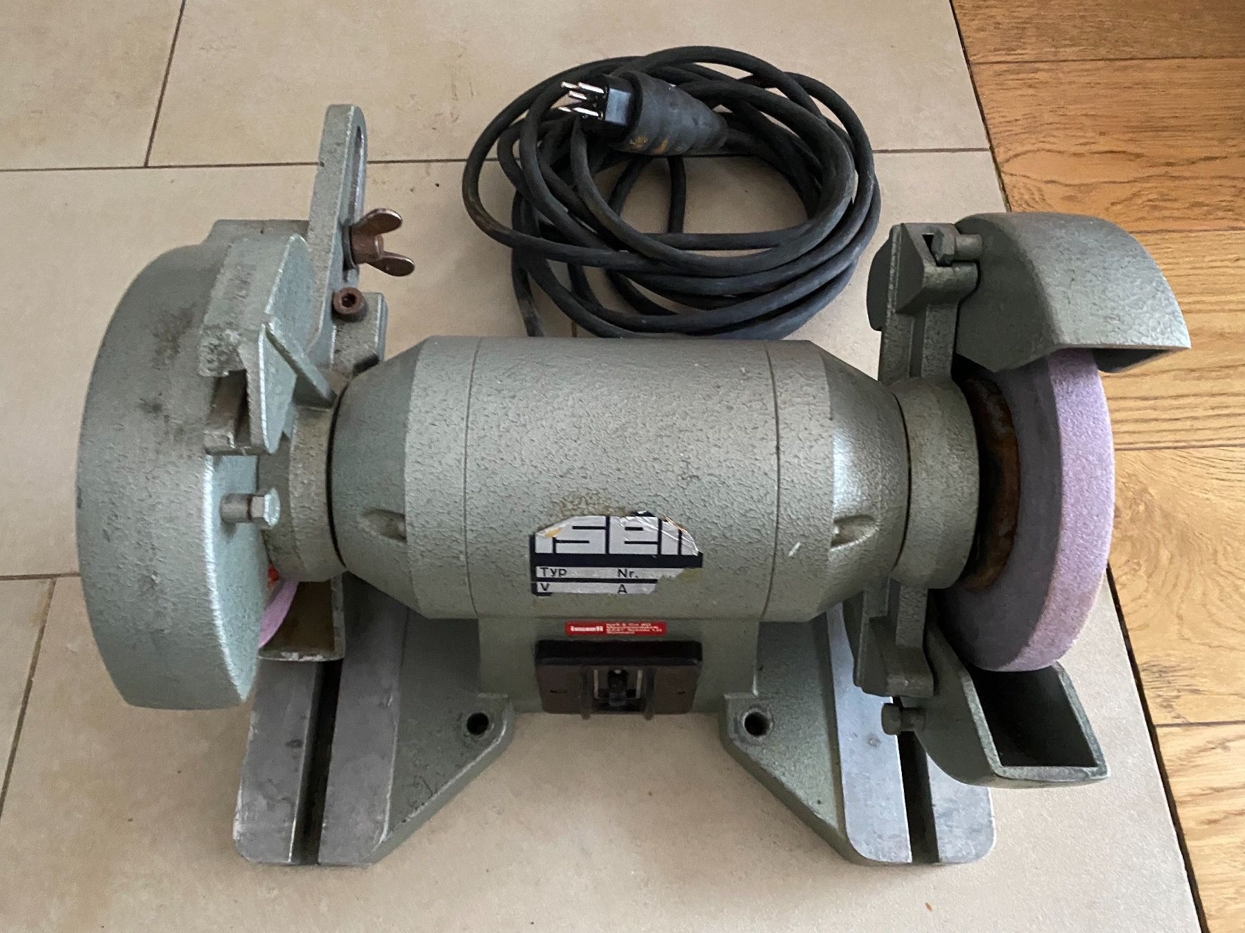 Iseli Toutes les machines: Stechbeitelschärfmaschine Iseli SM175 – D'occasion à Nebikon par schnischna80