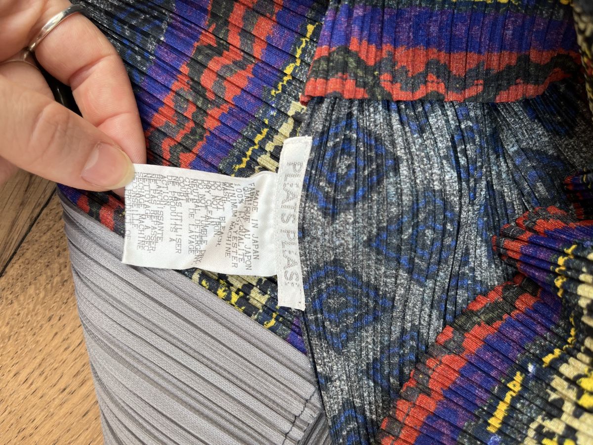 Issey Miyake Top: Issey Miyake Pleat Please Top – Usato da Basel venduto da and_bc5b 4