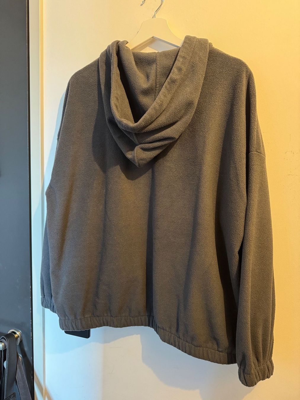 Maglioni & Felpe: Oversized Fleece Hoodie – Usato da Arbon venduto da flowerandfound 1