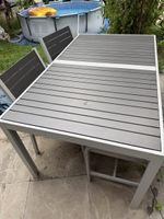 Gartentisch, 2 Stühle und eine Bank