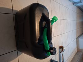 Kanister schwarz 20 Liter mit Ausgiesser gebraucht