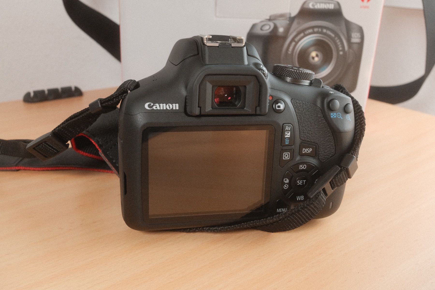 Canon Fotocamera: Canon EOS 2000D Kit EF-S 18-55 mm III + Tragetasche – Nuovo (secondo la descrizione) da Kreuzlingen venduto da jeje98 2