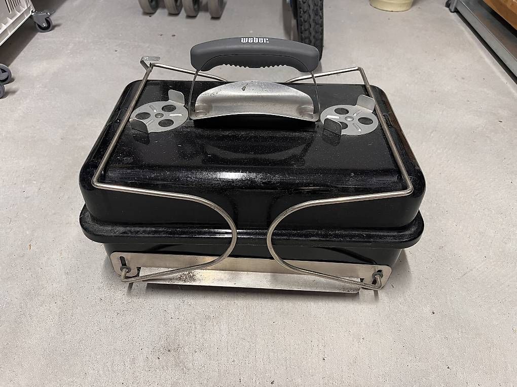 Grills: Weber Go-Anywhere Grill Holzkohle – Gebraucht aus Zürich von Mr_Tolchock