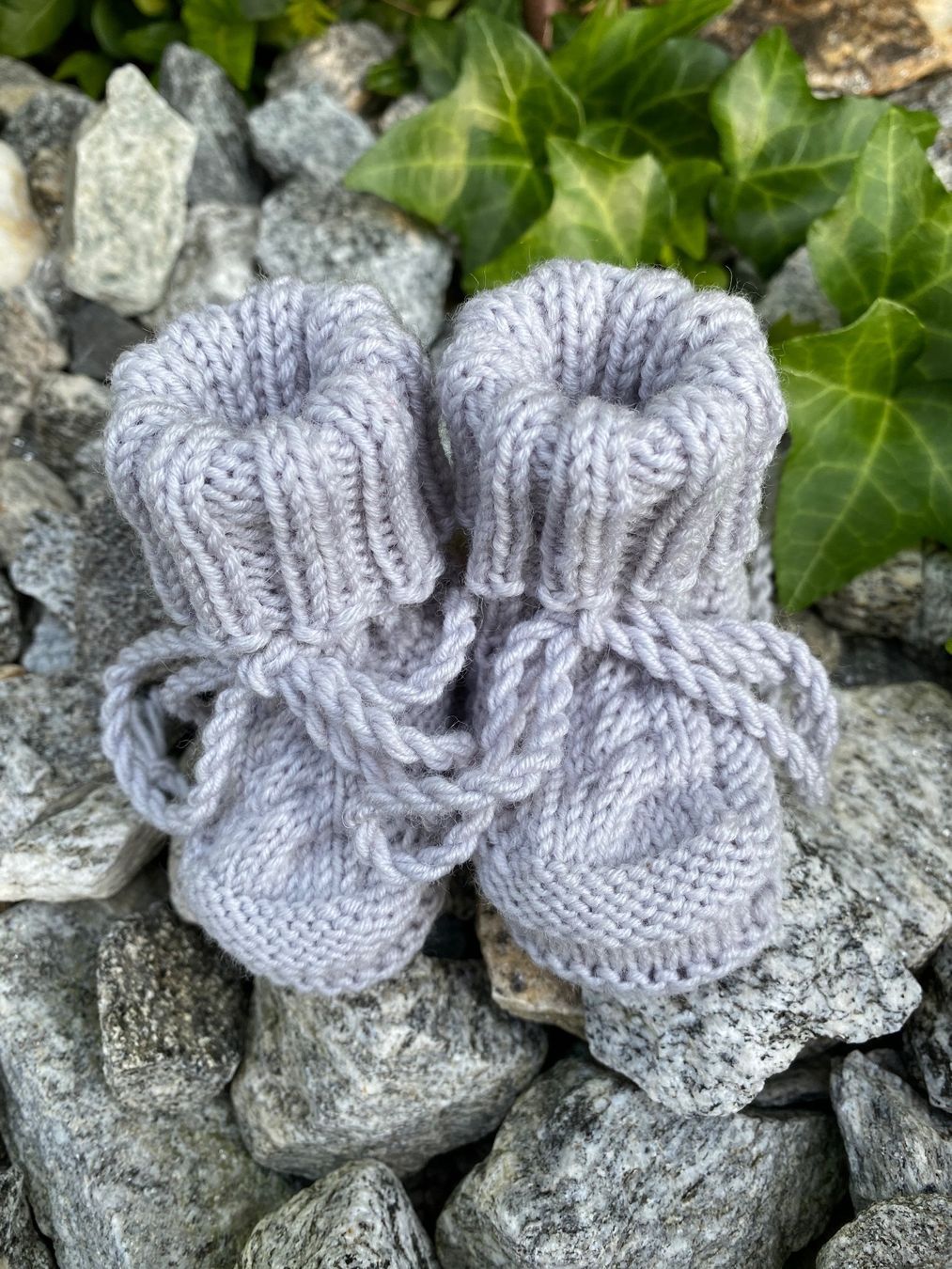 Lana: Finkli / Babyfinkli handgestrickt hellgrau – Nuovo e nell'imballaggio originale da Pfäffikon ZH venduto da Suribu