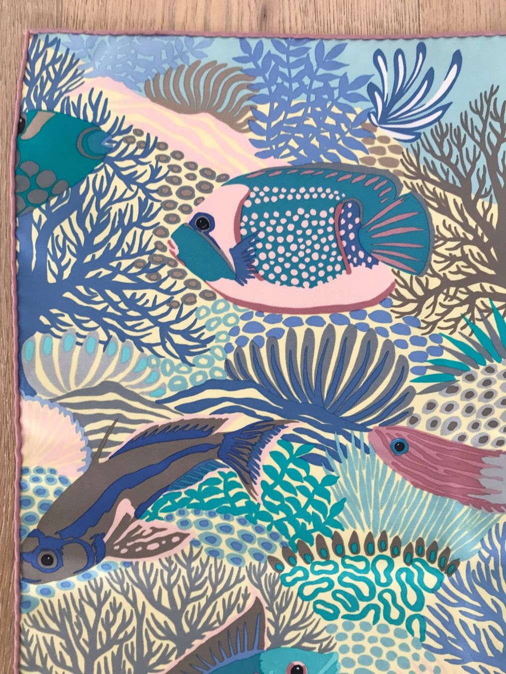 Hermès Foulards, Tücher & Schals: Hermès Seidentuch 90x90 UNDER THE WAVES 🌊 🐳🐠🐬 – Gebraucht aus Luzern von  2