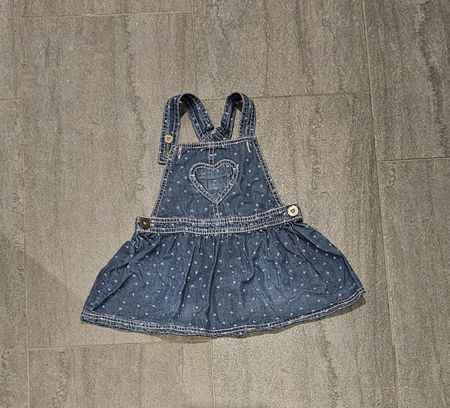 Süsses Jeans-Latzkleid mit Herz-Detail, Grösse 80/86