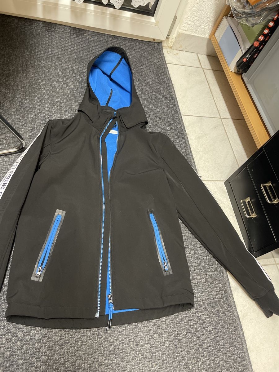 Giacche & Cappotti: H&M Softshell jacke gr 164 schwarz/blau – Usato da Bad Zurzach venduto da Cuore34